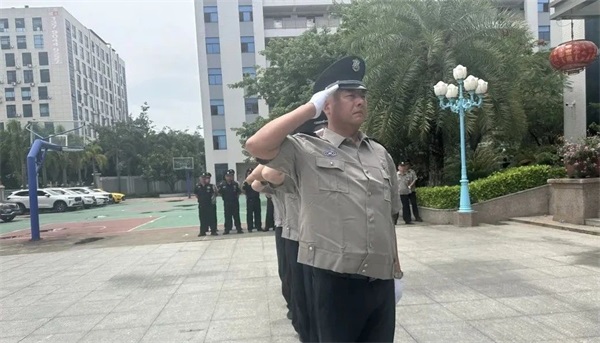 滕王閣保安“陪曬”走紅，真誠(chéng)比套路管用