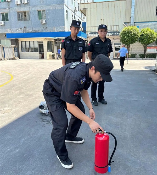 住戶家廚房滾滾濃煙，巡邏保安徒手爬樓破窗滅火