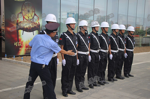 驚魂！男子當(dāng)街搶小孩被東莞長安保安服務(wù)的小區(qū)保安制服