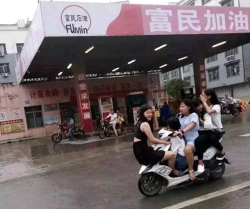 廣西5個(gè)少女共騎一輛摩托車行駛，東莞保安公司威遠(yuǎn)保安也驚呆