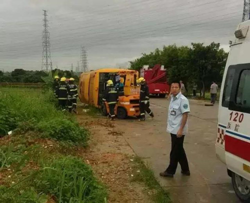 東莞鳳崗保安公司消息，校車側(cè)翻 一名小學(xué)女生無辜?xì)屆? /></a></dt>
                                <dd>
                                    <h4>
                                        <a href=