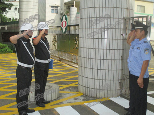 小區(qū)保安回應(yīng)男孩被困電梯事件：電梯老化嚴(yán)重，求助按鈕失效