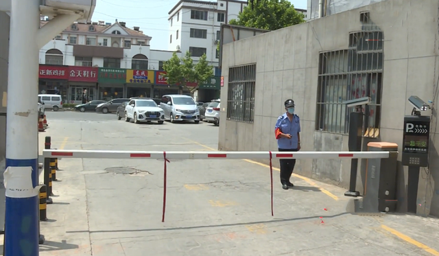 電動(dòng)車被保安扣住，女子質(zhì)疑保安盜竊，物業(yè)：撞起落桿跑了