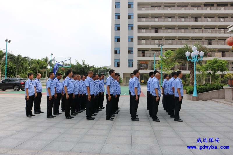 社區(qū)發(fā)生火災(zāi)多人被困 保安隊(duì)長(zhǎng)和兩名居民奮不顧身滅火救人 火舌肆虐，他們挺身而出