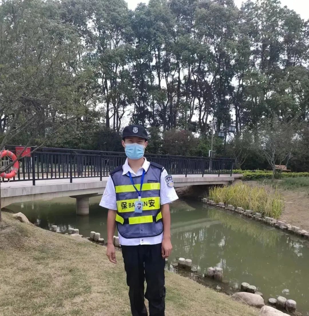14歲女孩不慎落水，這名保安循聲趕來(lái)跳下水