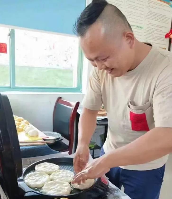 “有他在，就有安全感！”保安叔叔溫暖接送受傷學(xué)生上下課