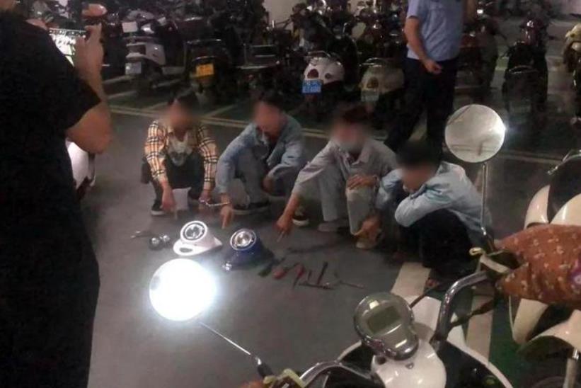 專偷電動(dòng)車大燈！4名奇葩小偷被小區(qū)保安逮住