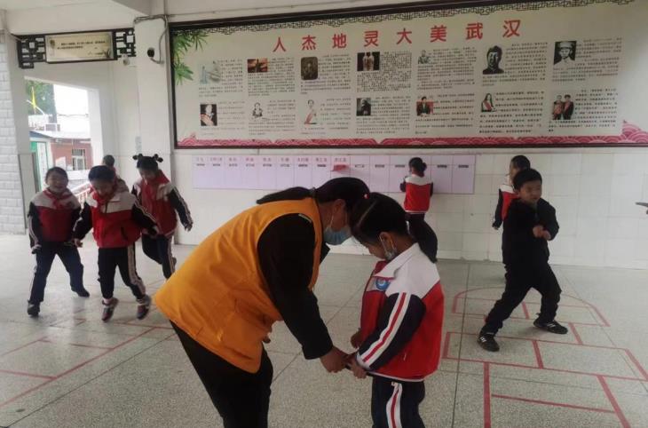 小學(xué)德育有新招，保潔保安成“導(dǎo)師”