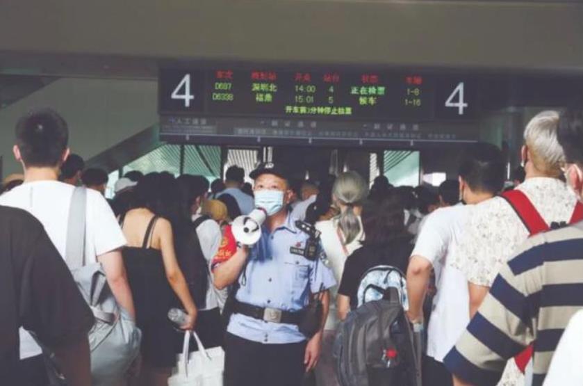 這名保安被破格錄用為人民警察！而且成長為“公安英?！? title=