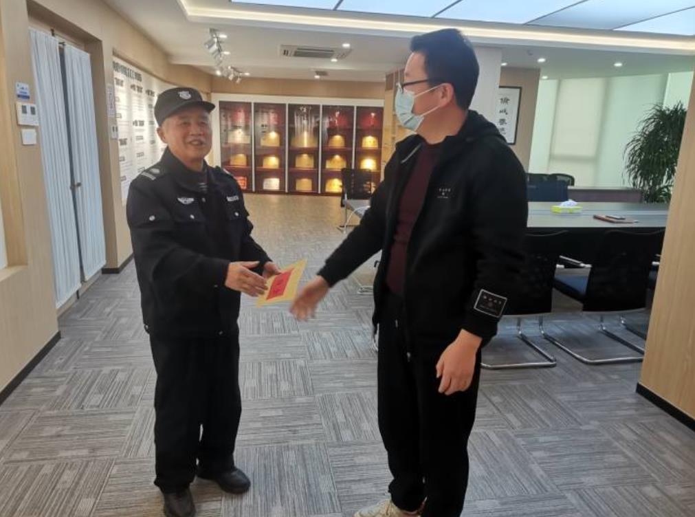挺身而出，小區(qū)保安化身救火勇士