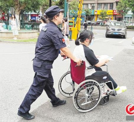 高考前女生腿受傷，女保安把輪椅推進(jìn)考場
