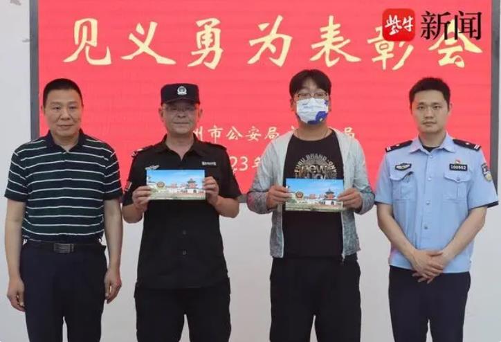 小區(qū)門口店鋪起火，保安隊長和隔壁老板攜手救火