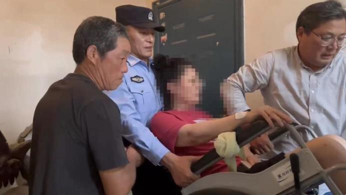女子出院回家，民警和保安連人帶輪椅抬上樓