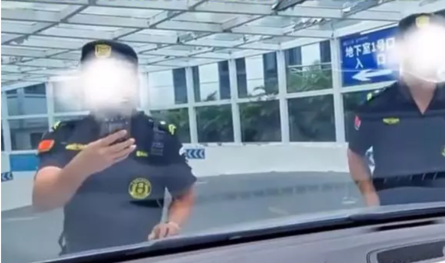 被告知車位已滿后女子頂著保安入庫，發(fā)現(xiàn)仍有不少空位，醫(yī)院回應(yīng)