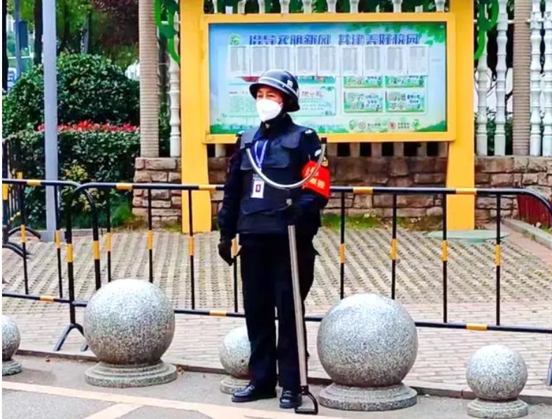 保安大姐上班護(hù)學(xué)站崗，下班穿著旗袍去“追夢”